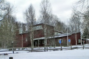 Sävja kyrka i vinterskrud. Foto Tore Stenström.