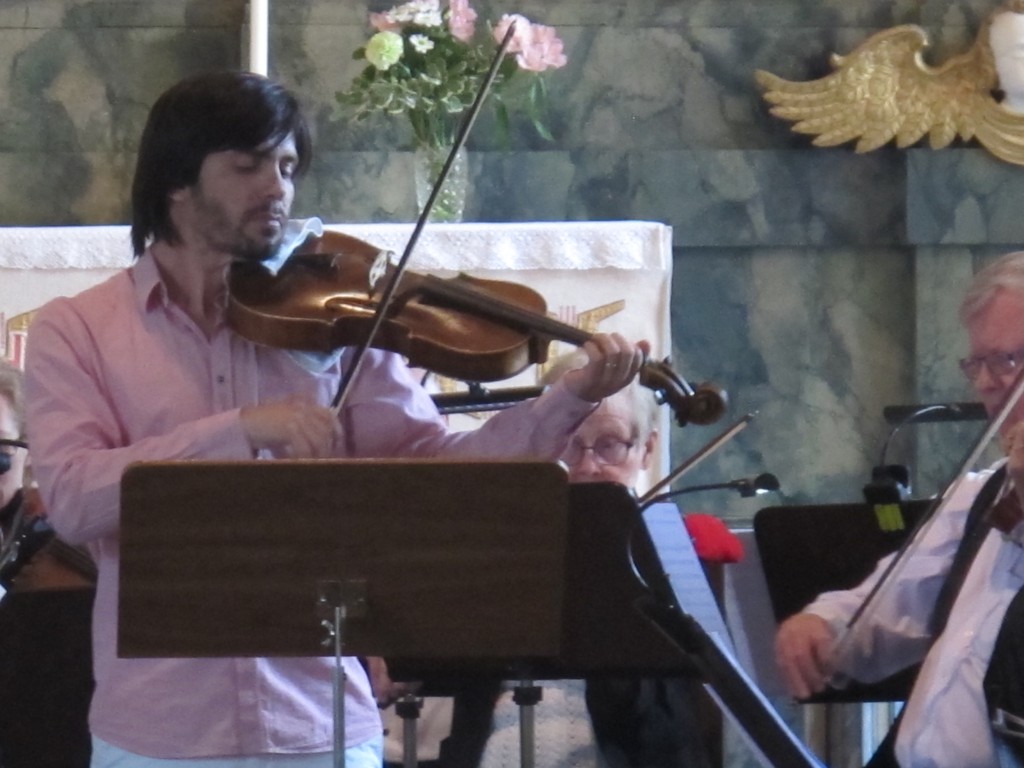 Andreas Zhibaj leder orkestern som solist i Thelemanns violakonsert. Foto Sten-Anders Smeds.